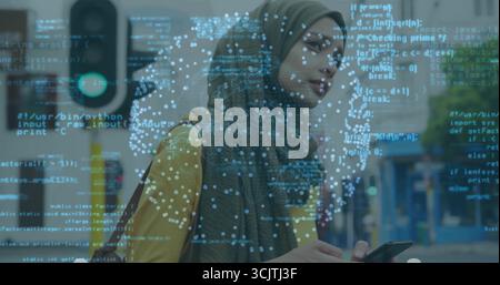 Donna in piedi che indossa il velo all'angolo, con lo zaino per smartphone con sovrapposizione codice semaforo Foto Stock