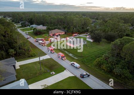 Soccorritori a potenziale rischio di incendio a casa della Florida. Camion dei vigili del fuoco sulla scena dell'allarme antincendio della casa di periferia. Foto Stock
