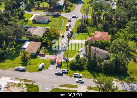 I primi soccorritori che indagano sul pericolo di monossido di carbonio nelle abitazioni residenziali in Florida, Stati Uniti. Foto Stock