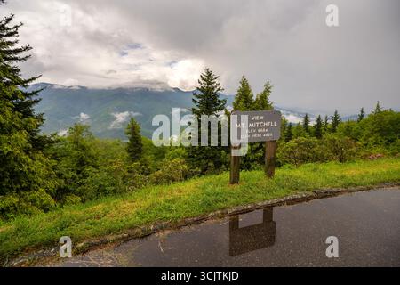 Vista sul monte Mitchell sulla Blue Ridge Parkway. Viaggio panoramico in auto sui monti Appalachi del North Carolina. Foto Stock