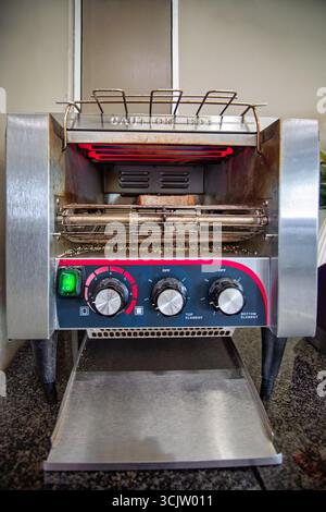 Tostapane per trasportatori commerciali, tostapane industriali per impieghi gravosi in acciaio inox tubi di riscaldamento, apparecchiature elettriche per ristoranti da banco per Bun bagel Brea Foto Stock