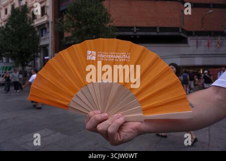 Madrid, Spagna. 8 settembre 2025. Una persona mostra un fan a Callao Square durante la giornata Mondiale della Fisioterapista. Credito: SOPA Images Limited/Alamy Live News Foto Stock