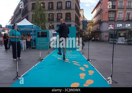 Madrid, Spagna. 8 settembre 2025. Un gruppo di persone partecipa ad attività ricreative in Piazza Callao a Madrid durante la giornata Mondiale della Fisioterapista. Credito: SOPA Images Limited/Alamy Live News Foto Stock