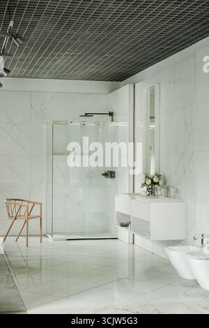 Bagno interno moderno e minimalista con doccia e accessori in vetro Foto Stock