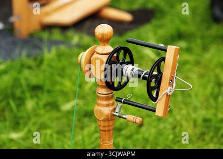 dettaglio di una tradizionale ruota in legno che gira Foto Stock