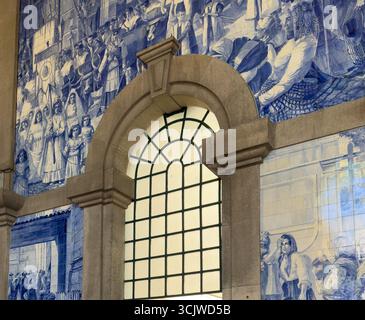 Porto Portugal 20 maggio 2025 stazione di Sao Bento a Porto, Portogallo. Edificio pubblico storico con piastrelle di ceramica azulejo ornate, murale blu e bianco Foto Stock