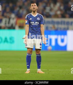 Schalke, Deutschland. 23 agosto 2025. Firo : 23.08.2025, calcio: 2.Bundesliga FC Schalke 04 - VfL Bochum Hasan Kurucay del FC Schalke 04 gesti gesti credito: dpa/Alamy Live News Foto Stock