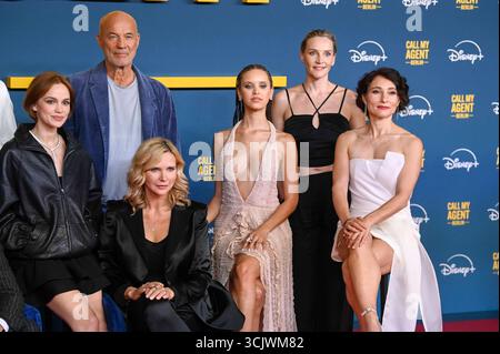 abb Karin Hanczewski, Heike Makatsch, Lucas Gregorowicz, Frederick Lau, Emilia Schuele, Heiner Lauterbach und Veronica Ferres zu Gast auf dem roten Teppich bei der zur Deutschlandpremiere des Kino Films CHIAMA IL MIO AGENTE BERLIN im Kino Collosseum am 08.09.2025 in Berlin Deutschland *** abb Karin Hanczewski, Heike Makatsch, Lucas Gregorowicz, Frederick Lau, Emilia Schuele, Heiner Lauterbach e Veronica Ferres come ospiti sul tappeto rosso alla prima tedesca del film CHIAMA IL MIO AGENTE BERLIN al cinema Collosseum l'8 settembre 2025 a Berlino Berlino Germania Foto Stock