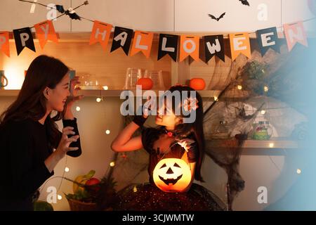 Giocosità di Halloween: Madre e figlia si godono le feste Foto Stock