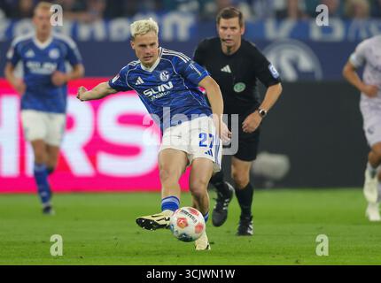 Schalke, Deutschland. 23 agosto 2025. Firo : 23.08.2025, calcio: 2.Bundesliga FC Schalke 04 - VfL Bochum Finn Porath di Schalke gioca la palla azione individuale Credit: dpa/Alamy Live News Foto Stock