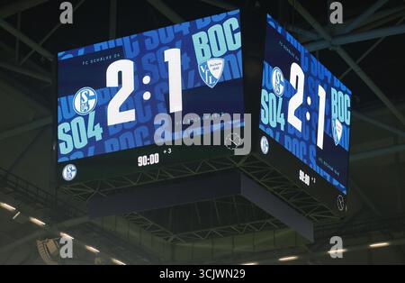 Schalke, Deutschland. 23 agosto 2025. Firo : 23.08.2025, calcio: 2.Bundesliga FC Schalke 04 - tabellone segnapunti VfL Bochum con risultato finale crediti: dpa/Alamy Live News Foto Stock