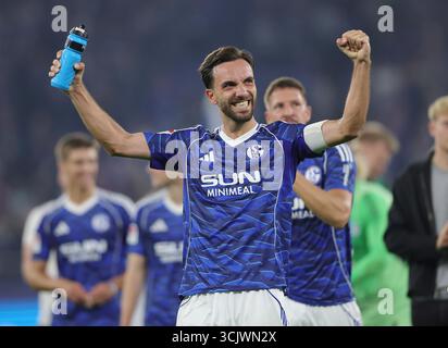 Schalke, Deutschland. 23 agosto 2025. Firo : 23.08.2025, calcio: 2.Bundesliga FC Schalke 04 - VfL Bochum finale giubilazione Kenan Karaman del FC Schalke 04 credito: dpa/Alamy Live News Foto Stock