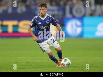 Schalke, Deutschland. 23 agosto 2025. Firo : 23.08.2025, calcio: 2.Bundesliga FC Schalke 04 - VfL Bochum Vitalie Becker del FC Schalke 04 gioca la palla azione individuale credito: dpa/Alamy Live News Foto Stock