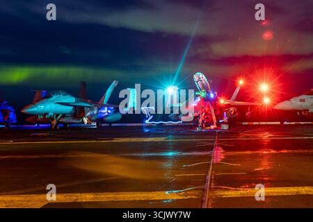 Marinai assegnati alla più grande portaerei del mondo, la USS Gerald R. Ford (CVN 78), poiché la nave opera sotto l'aurora boreale dell'Artico oC Foto Stock