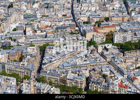 Panorama aereo dei tetti di Parigi Una splendida vista del paesaggio urbano dall'alto Foto Stock
