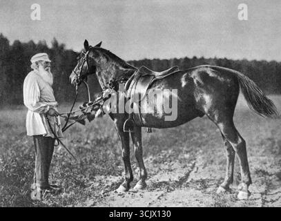 Il romanziere russo Leo Tolstoy con il suo cavallo preferito Delir, Yasnaya Polyana, Russia 1908 Foto Stock