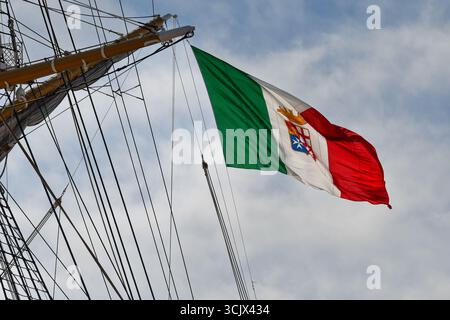 Bandiera della Marina militare Italiana sulla poppa dello storico veliero Amerigo Vespucci, ormeggiato a Riva San Biasio, Venezia, Veneto, Italia Foto Stock