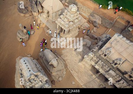 Mahabalipuram, India - 17 settembre 2006: Vista aerea di Pancha Rathas e templi monolitici scavati nella roccia brillano sotto il sole, contrastando con il morbido Foto Stock
