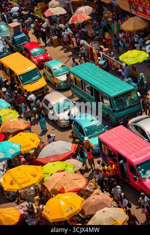 Accra, Ghana - 5 novembre 2022: Vista aerea delle vivaci strade del mercato di Makola, un vivace arazzo di veicoli colorati, ombrelli e la vivace energia del commercio. Foto Stock