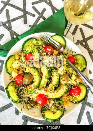 Insalata vegetariana fresca con cetriolo, pomodori e avocado su un piatto per pranzo. Foto Stock