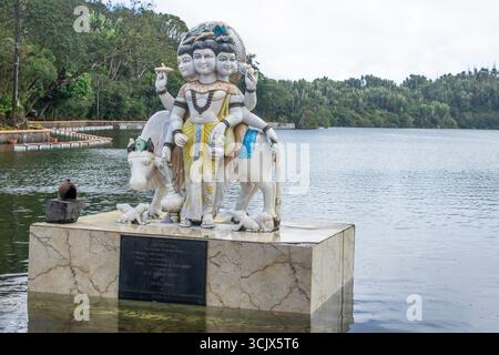 Statua di Dattatreya il simbolo della Divina Trinità presso il lago sacro Ganga Talao sull'isola di Mauritius nell'Oceano Indiano Foto Stock
