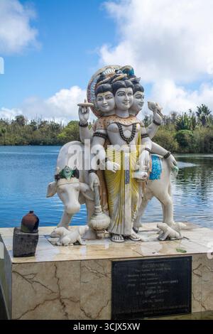 Statua di Dattatreya il simbolo della Divina Trinità presso il lago sacro Ganga Talao sull'isola di Mauritius nell'Oceano Indiano Foto Stock
