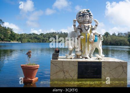 Statua di Dattatreya il simbolo della Divina Trinità presso il lago sacro Ganga Talao sull'isola di Mauritius nell'Oceano Indiano Foto Stock