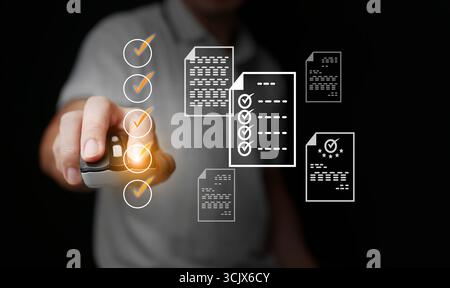 Utilizzare l'elenco di controllo mouse-to-point con documenti virtuali, illustrando la pianificazione aziendale, la gestione dei progetti e la strategia di produttività in digitale Foto Stock