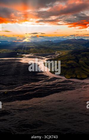 Vista aerea del fiume intrecciato e delle colline al tramonto in Islanda Foto Stock