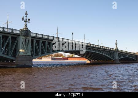 Paesaggio urbano di San Pietroburgo in una giornata estiva di sole con il Ponte della Trinità. Si tratta di un ponte bascule che attraversa la Neva a San Pietroburgo, in Russia Foto Stock