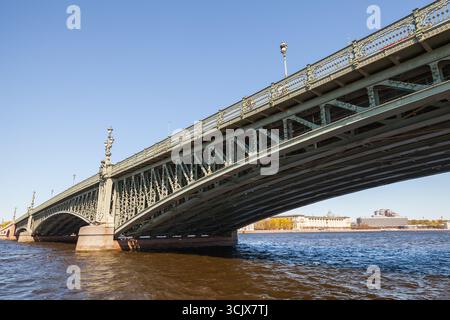 Vista ravvicinata del Ponte della Trinità in una giornata di sole. Questo è un ponte bascule che attraversa la Neva a San Pietroburgo, in Russia Foto Stock