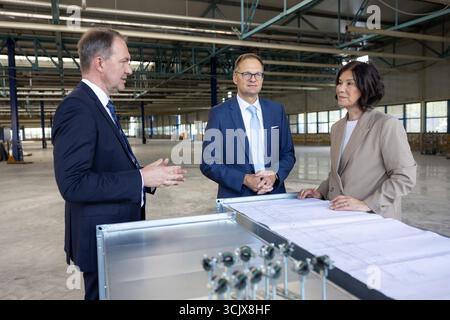9 settembre 2025, Turingia, Jena/Göschwitz: Stefan Traeger (M), Jenoptik CEO, Colette Boos-John (CDU), Ministro dell'economia, dell'Agricoltura e delle aree rurali e Ralf Kuschnereit, membro del Consiglio di amministrazione di Jenoptik AG, si trovano in una sala di produzione destinata a diventare in futuro un impianto di produzione per l'ottica dei semiconduttori. I piani per un investimento in un impianto di produzione high-tech per l'ottica dei semiconduttori sono stati presentati oggi a Jenoptik. Foto: Michael Reichel/dpa Foto Stock