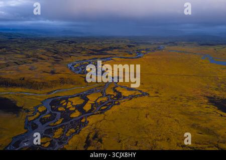 Vista aerea dei fiumi intrecciati e del terreno dorato in Islanda Foto Stock