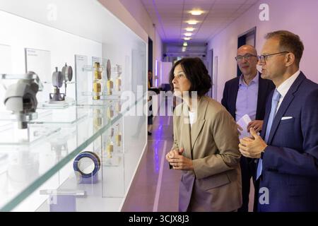 9 settembre 2025, Turingia, Jena/Göschwitz: Colette Boos-John (CDU), Ministro dell'economia, dell'Agricoltura e delle aree rurali e Stefan Traeger (r), CEO di Jenoptik, esaminano le tecnologie di produzione dell'ottica in una mostra. I piani per un investimento in un impianto di produzione high-tech per l'ottica dei semiconduttori sono stati presentati oggi a Jenoptik. Foto: Michael Reichel/dpa Foto Stock