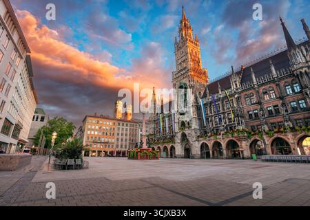 Monaco, Germania. Immagine del paesaggio urbano del centro di Monaco, Germania, con Marienplatz alla splendida alba autunnale. Foto Stock