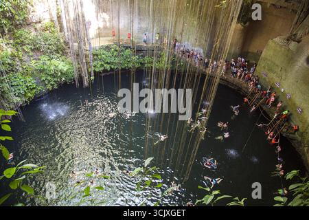 America centrale Messico Yucatan Valladolid Chichen Itza Cenote Ik-Kil Foto Stock