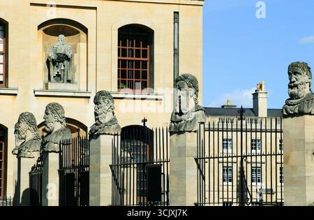 Cinque capi dell'imperatore romano si trovano di fronte allo Sheldonian Theatre Oxford University progettato da Sir Christopher Wren tra il 1664-8 nell'Oxfordshire EN Foto Stock