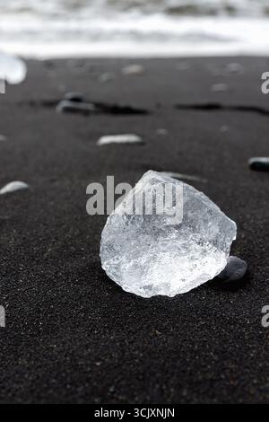 Diamond Beach in Islanda con sculture di ghiaccio sulla spiaggia di sabbia nera Foto Stock
