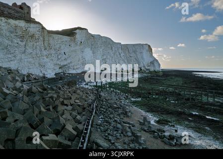 L'alba sulle scogliere di gesso a Seaford, East Sussex mostra le misure di protezione delle scogliere Foto Stock