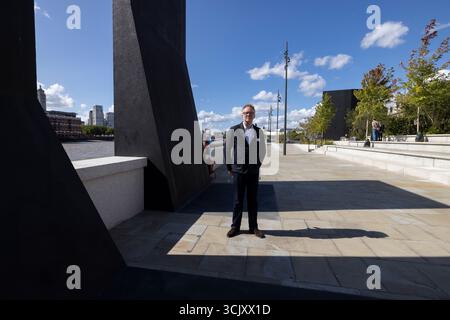 L'artista di Glaswegian Nathan Coley su Bazalgette Embankment, una piazza galleggiante di 1,5 acri di terreno bonificato che nasconde la "super fogna" di Londra da 4,6 miliardi di sterline, Londra, Regno Unito Foto Stock
