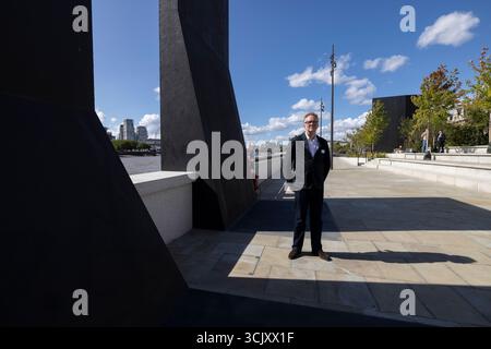 L'artista di Glaswegian Nathan Coley su Bazalgette Embankment, una piazza galleggiante di 1,5 acri di terreno bonificato che nasconde la "super fogna" di Londra da 4,6 miliardi di sterline, Londra, Regno Unito Foto Stock