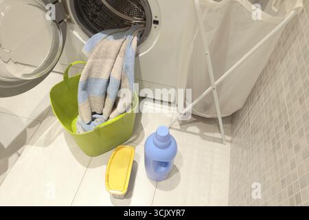 Lavanderia interna. Lavatrice e armadietto per riporre biancheria. Pulizia e stile di vita. Attività, pulizia della casa. Foto Stock