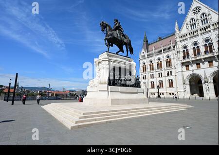 Statua del conte Gyula Andrassy su un cavallo in piazza Kossuth Lajos. Foto Stock