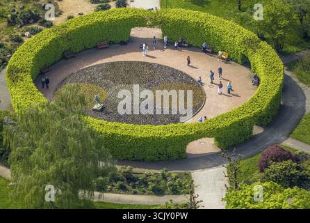Veduta aerea, Grugapark, percorso circolare piante del mondo, scultura Spear Thrower dell'artista Ernst Seger nel Kreisgarten e visitatori, siepe rotonda Foto Stock
