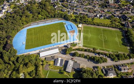 Vista aerea, stadio di calcio Bremenstadion e stadio di atletica del club sportivo TU Ennepetal 1911 e.V., campo adiacente, tribuna e pista blu Foto Stock