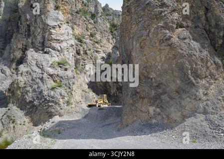 Macchinari per l'estrazione mineraria che lavorano su rocce Foto Stock