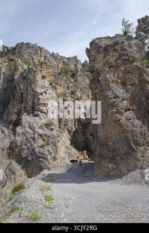 Macchinari per l'estrazione mineraria che lavorano su rocce Foto Stock
