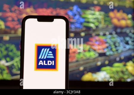 Apertura dell'app Aldi supermarket sullo schermo dello smartphone Foto Stock