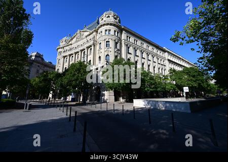 Edifici storici che circondano Piazza della libertà a Budapest, Ungheria. Foto Stock