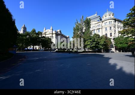 Edifici storici che circondano Piazza della libertà a Budapest, Ungheria. Foto Stock